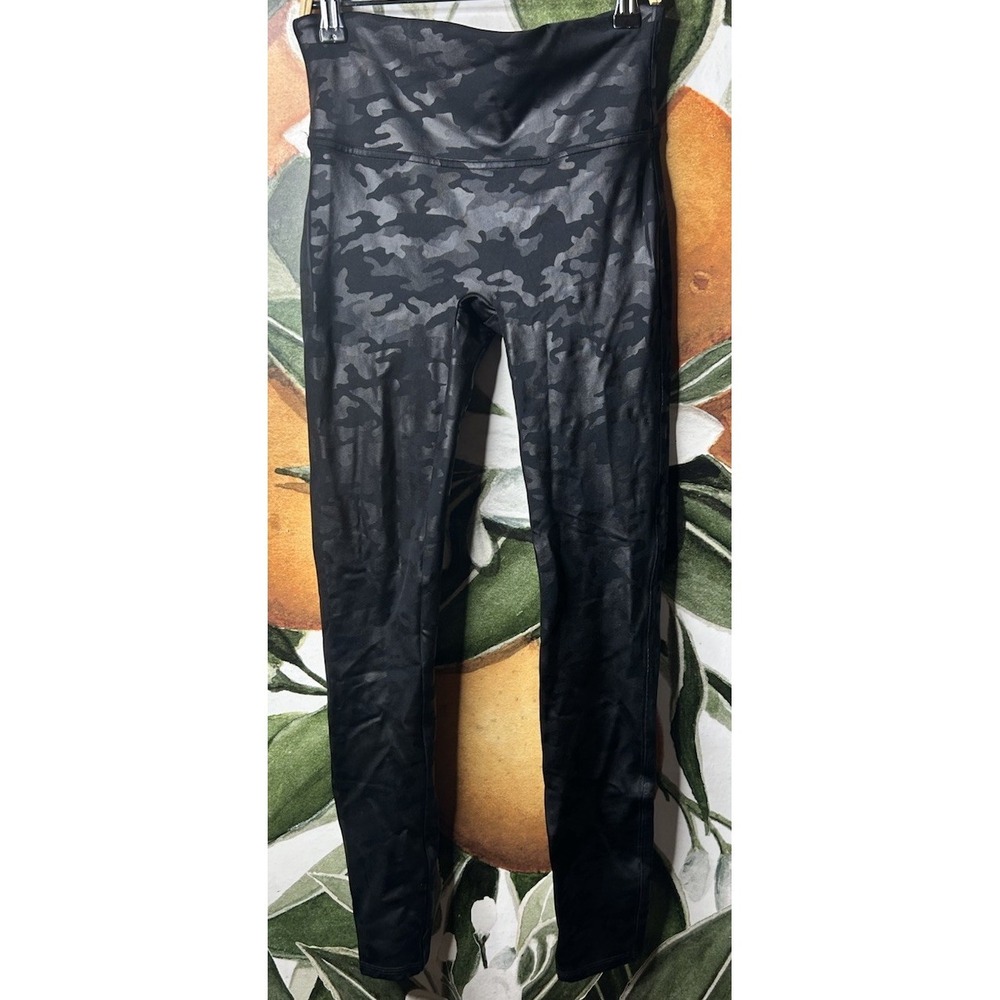 Spanx Look At Me Now Leggings Size Medium 6-8 Black Camo Seamless Stretch
